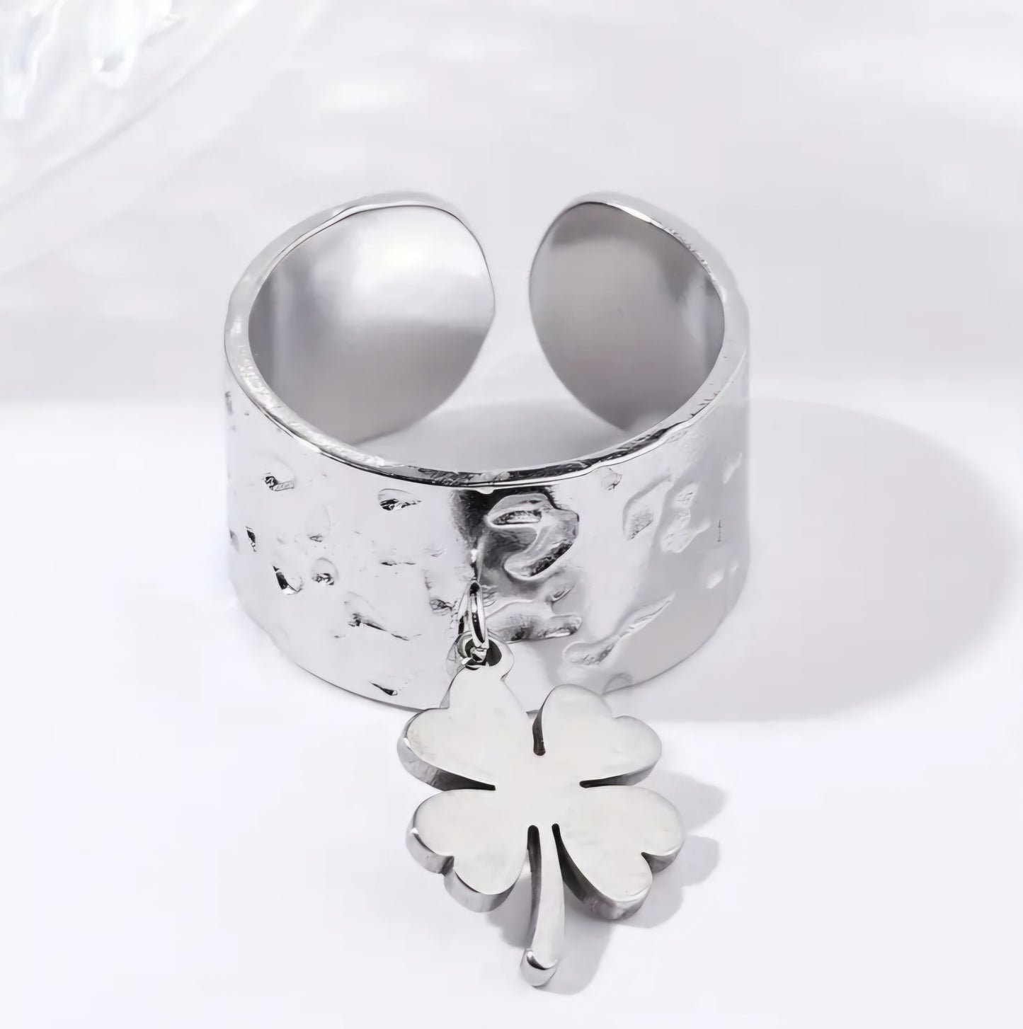 Bague breloque trèfle argenté AVA