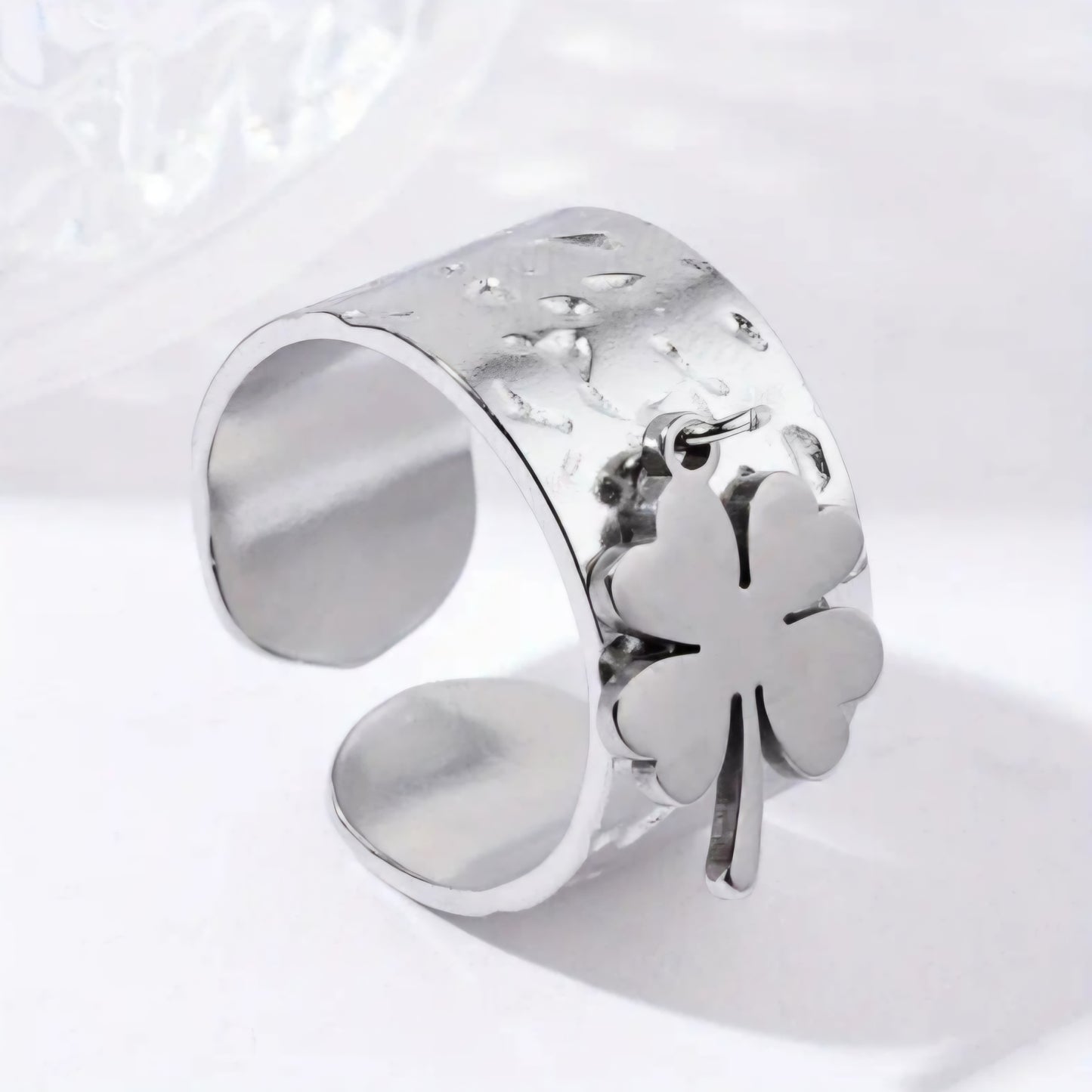 Bague breloque trèfle argenté AVA